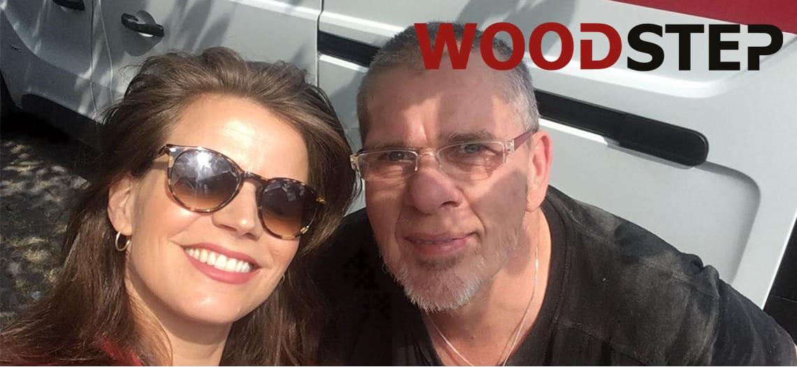 Twee mensen voor een Woodstep-bedrijfsbus